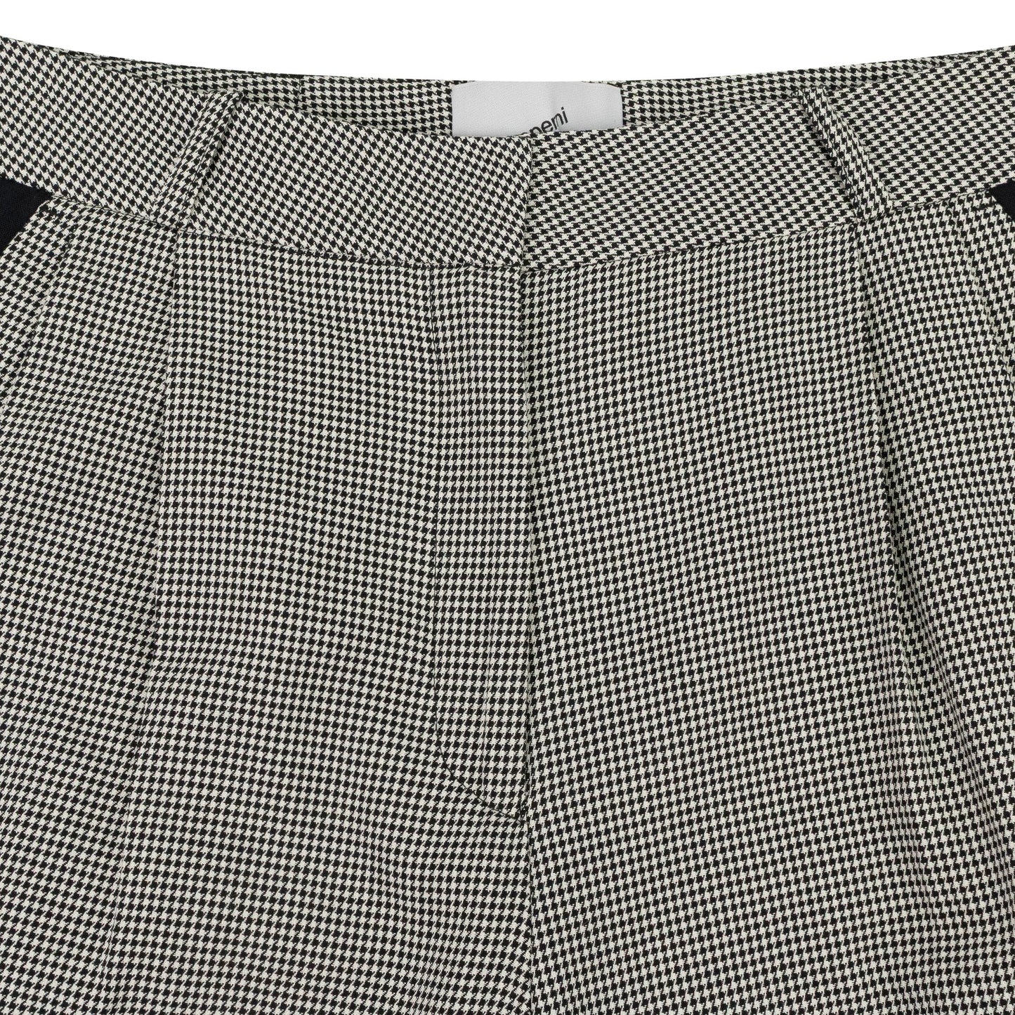 WHITE/BLACK LOOSE BERMUDA SHORTS