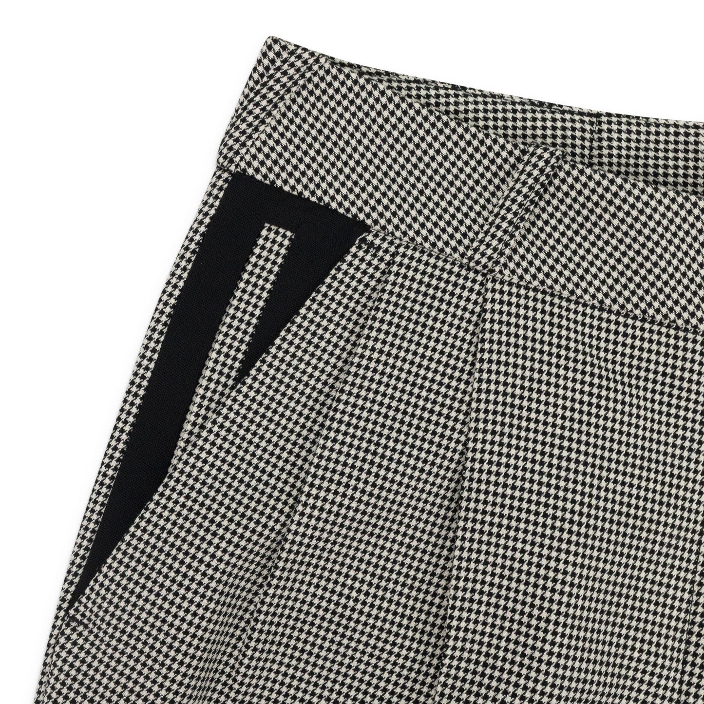 WHITE/BLACK LOOSE BERMUDA SHORTS