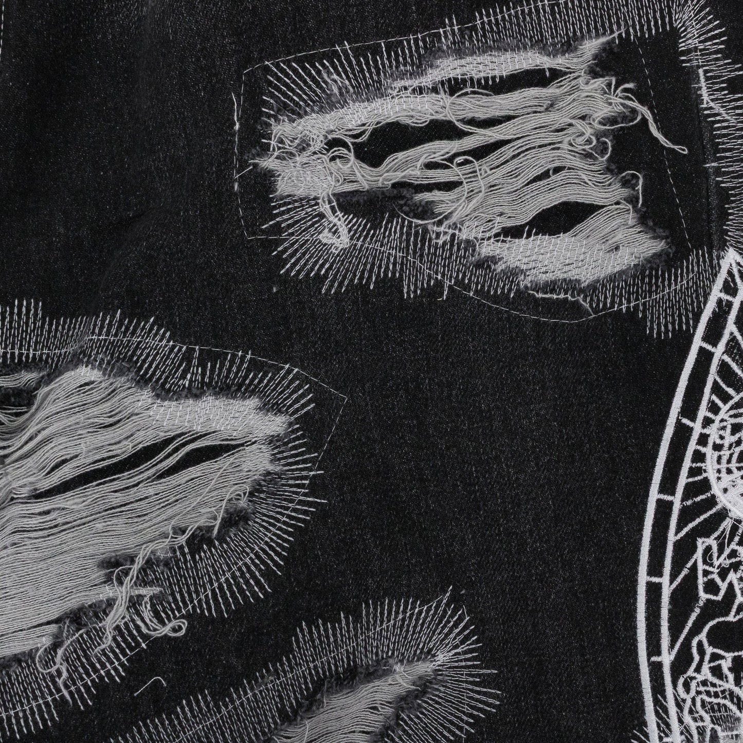 BLACK DARNING SIDE EMBROIDERY SHORTS