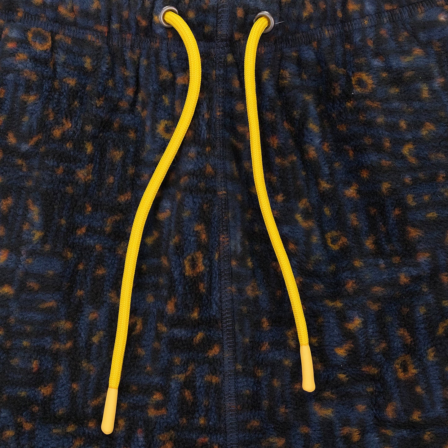 BLACK NEW BALANCE PRINTED FLEECE SHORTS