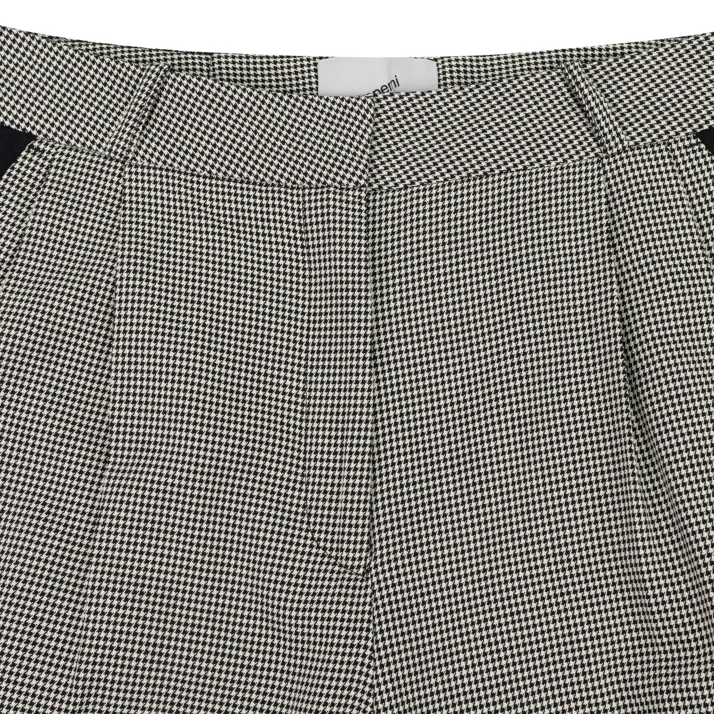 WHITE/BLACK LOOSE BERMUDA SHORTS