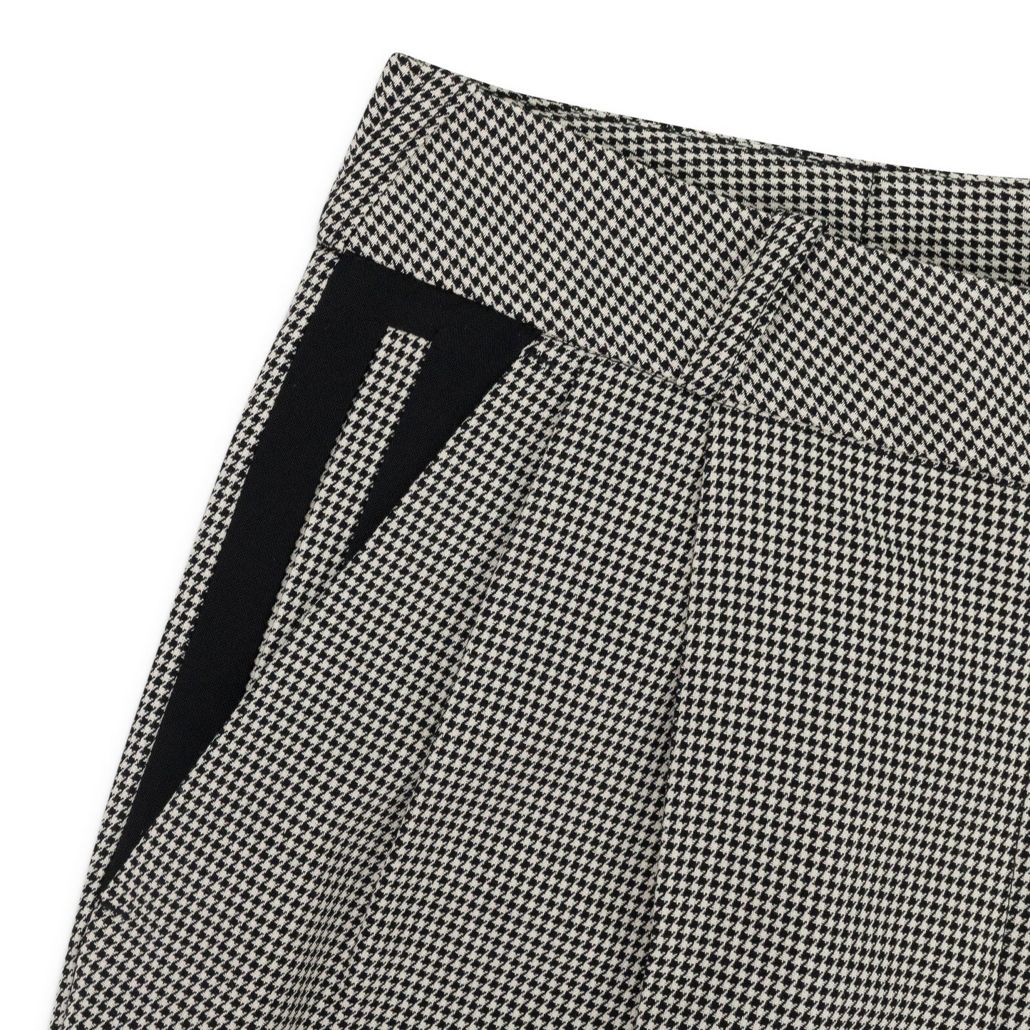 WHITE/BLACK LOOSE BERMUDA SHORTS